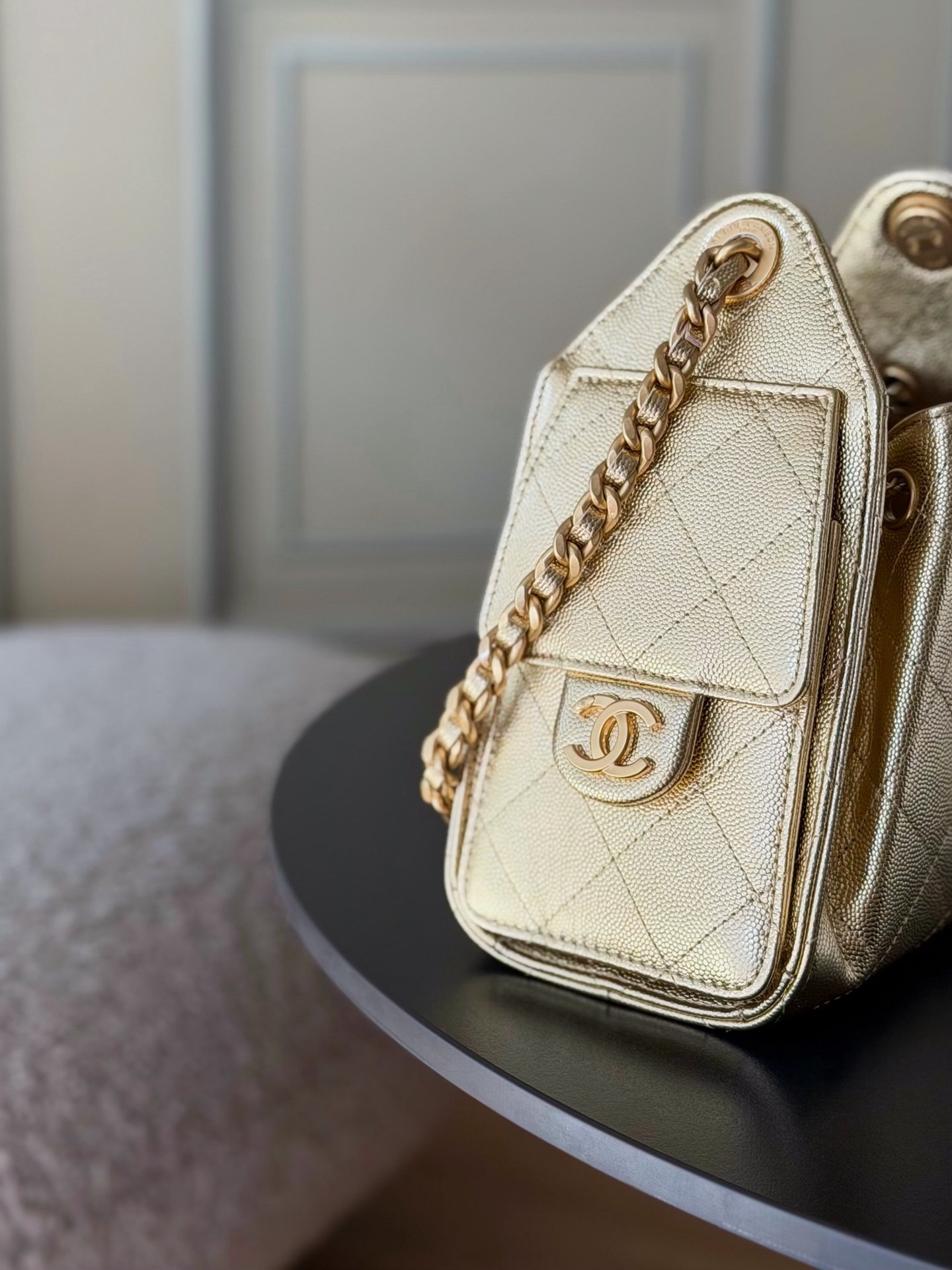 Chanel 25 Gold Metallic Grained Calfskin Handbag - Image 5