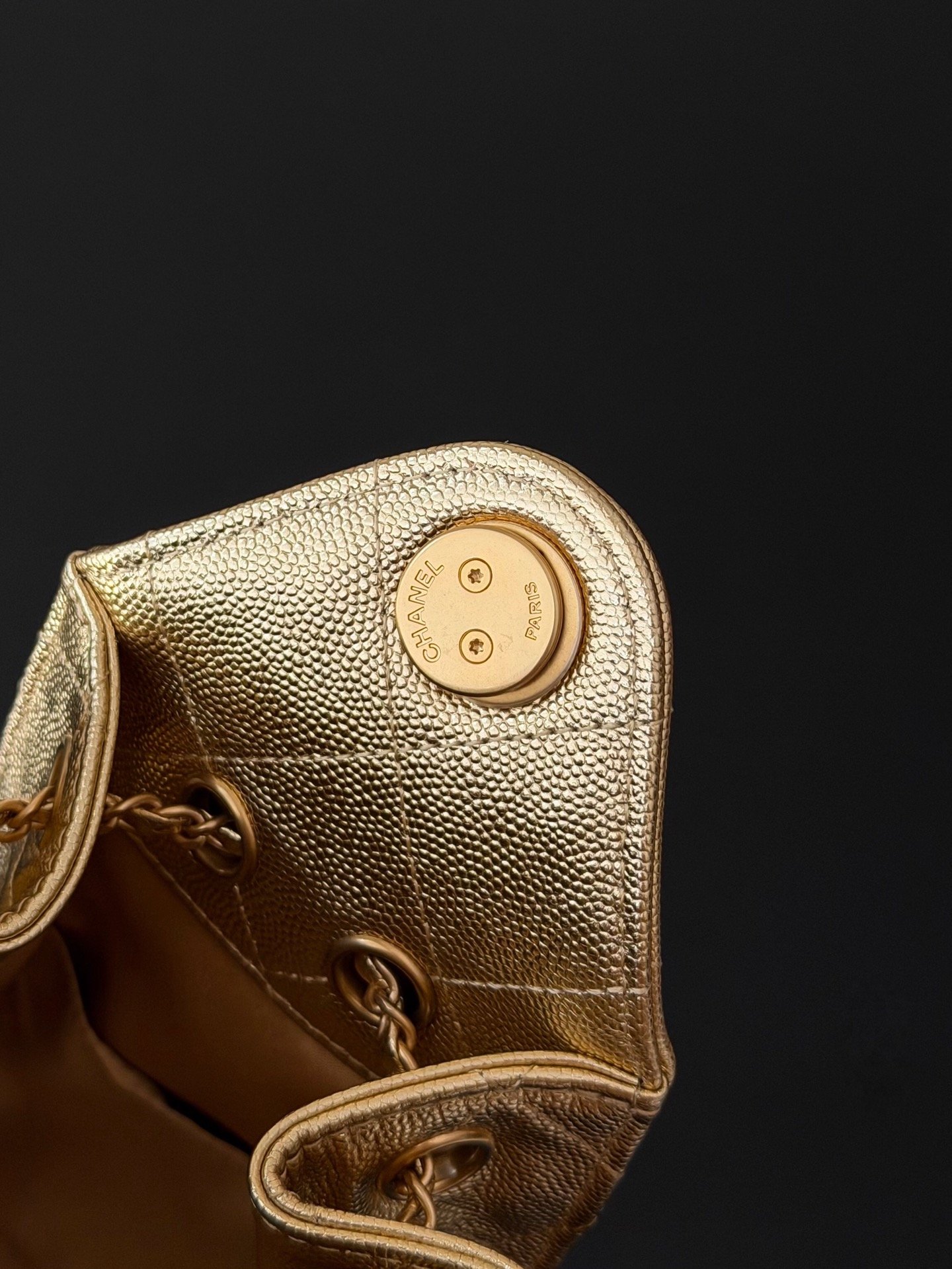 Chanel 25 Gold Metallic Grained Calfskin Handbag - Image 9