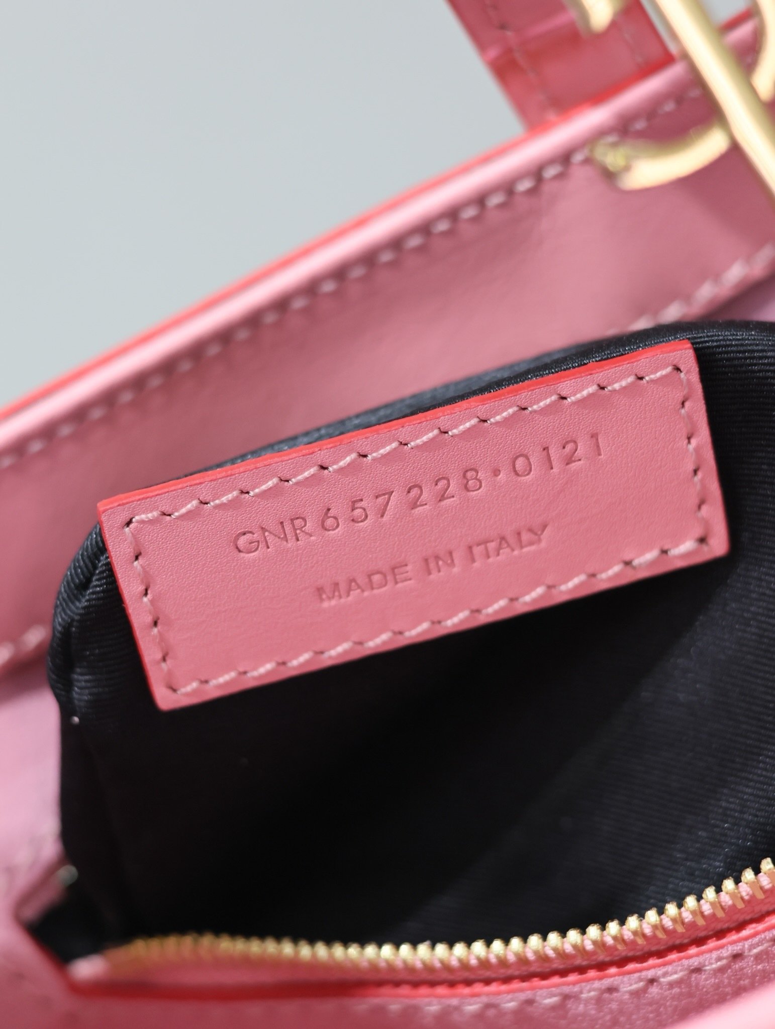 Saint Laurent Le 5 À 7 in crocodile-embossed shiny leather - Image 4