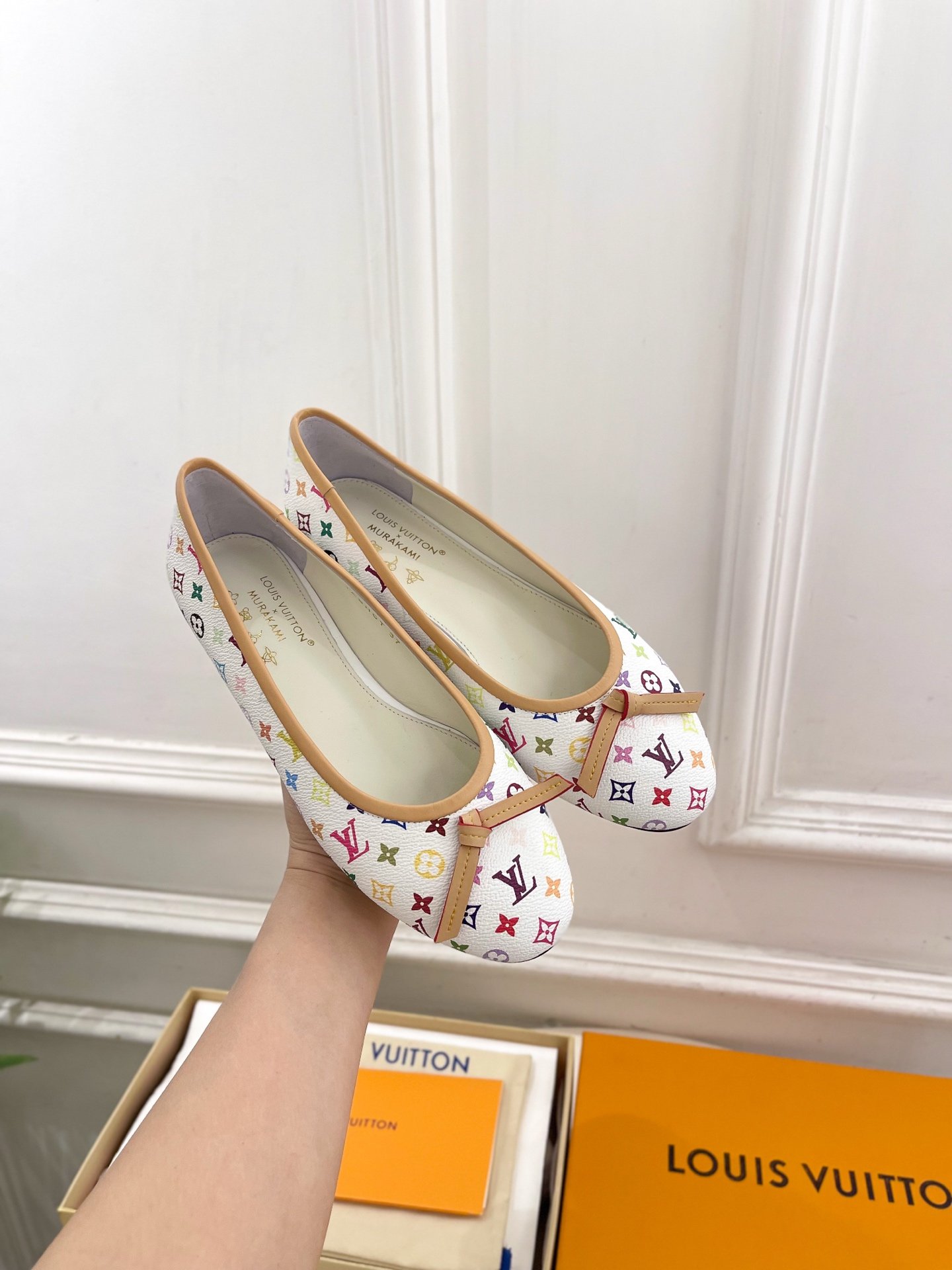 Louis Vuitton Ballet Flat white Shoes – Bow Details