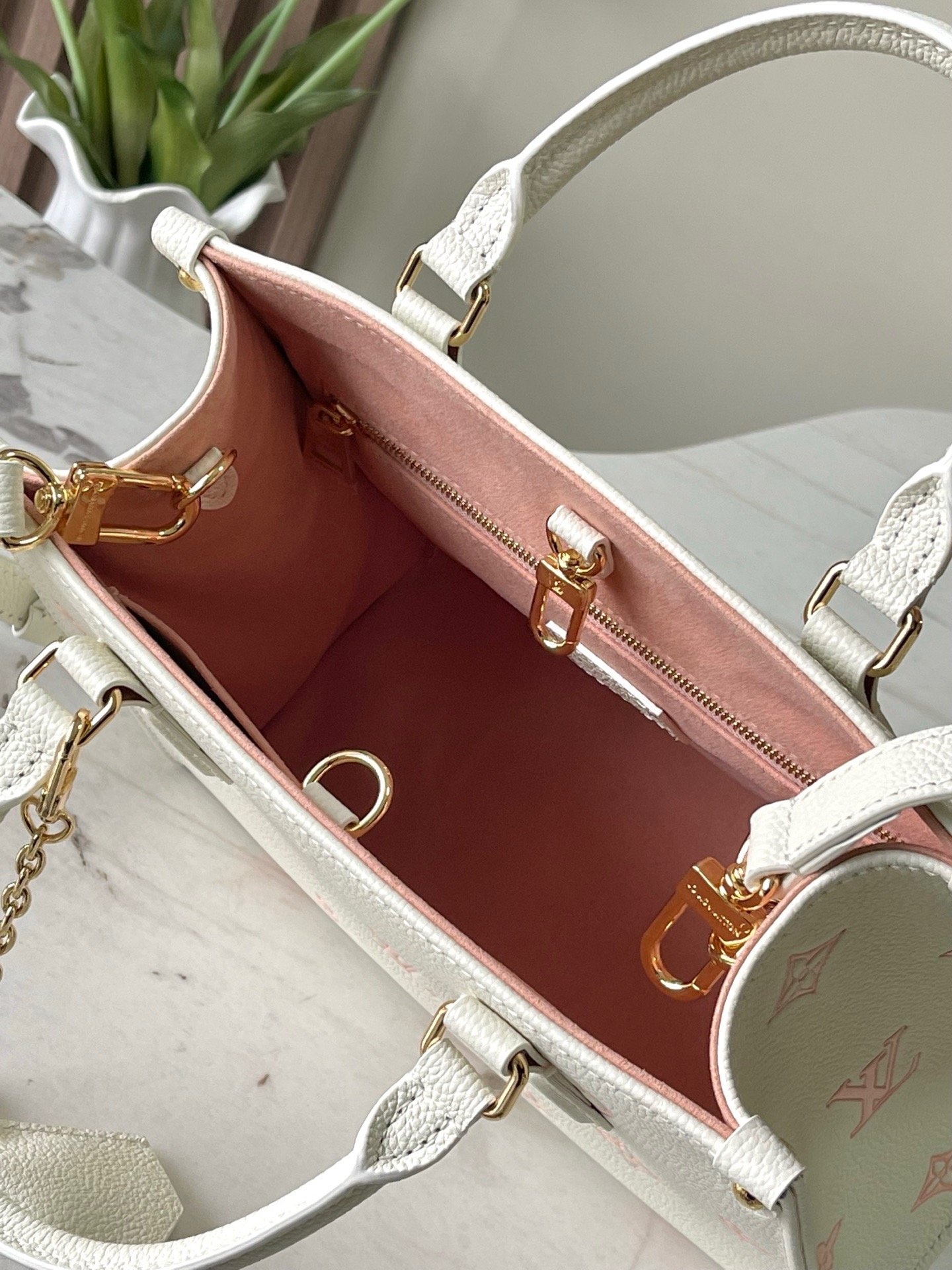 Louis Vuitton OnTheGo PM in Milky White and Peach Bicolor Monogram Empreinte leather - Image 8