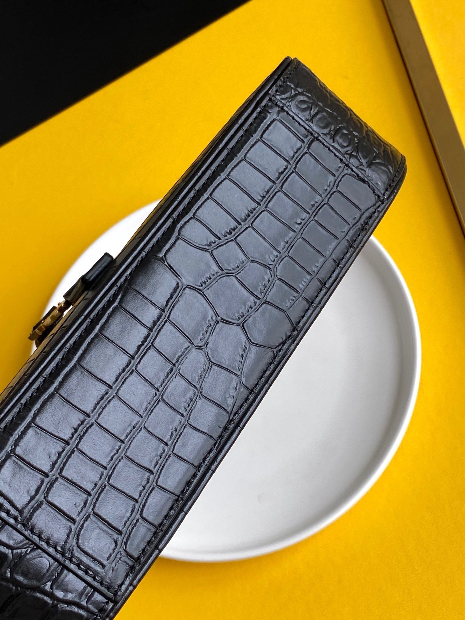Saint Laurent Le 5 à 7 hobo bag in crocodile-embossed shiny leather. - Image 3